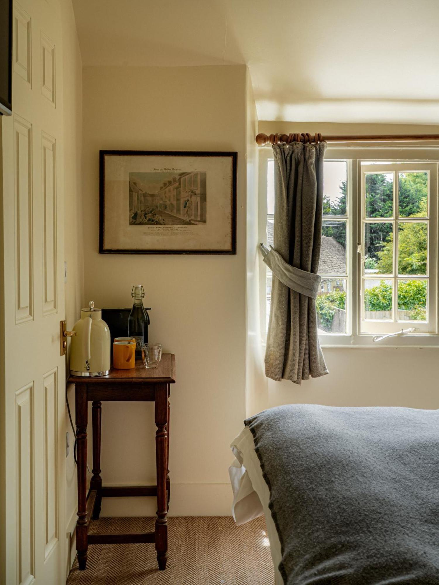 The Bell Inn Lechlade Room photo